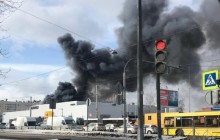 Автосалон в Петербурге загорелся во время проверки противопожарной сигнализации