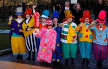 У Британії діти в дивовижних капелюхах і перуках проводили в останню путь легендарного коміка (фото)