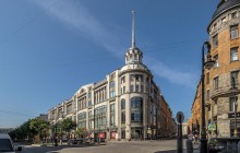 В центре Петербурга горит крупнейший универмаг, пожару присвоен повышенный уровень сложности (видео)