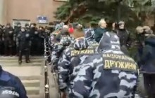 В Миколаєві активісти прорвали перший кордон силовиків біля облради