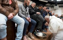 Папа Римский омыл ноги 12 заключенным разных национальностей и вероисповеданий