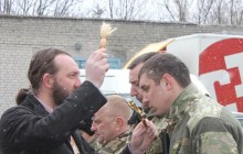 Священник Волынской епархии УПЦ благословил бойцов спецподразделения «Свитязь» перед ротацией на восток
