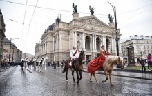 Во Львове прошел парад по случаю открытия реконструированного «Гранд Отеля» (фото)