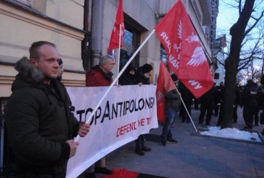 Під посольством України у Варшаві польські націоналісти спалили портрети Бандери і Шухевича (фото, відео)