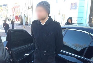 У Києві 25-річний чоловік провіз на капоті патрульного після невдалої спроби обміняти підроблені долари