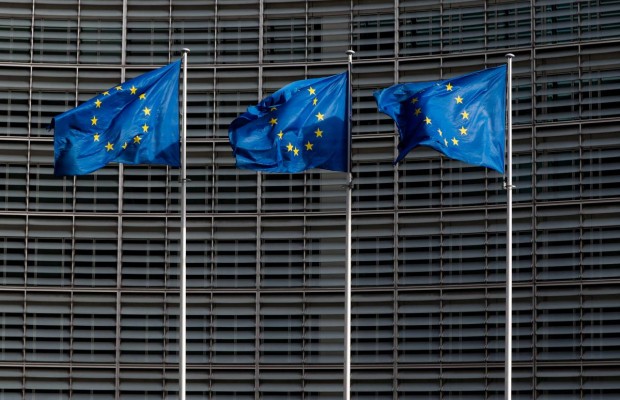 Еврокомиссия разъяснила права пассажиров при отмене авиарейсов из-за коронавируса