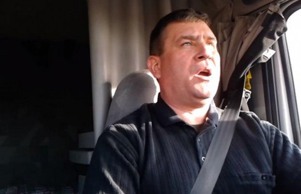 Поющий о российских скрепах дальнобойщик приехал в Украину ради роли террориста (видео)