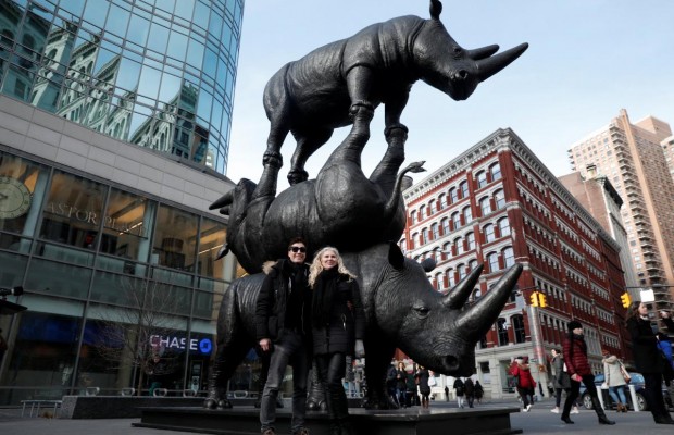 Скульптура трем последним северным белым носорогам на планете в Нью-Йорке (фоторепортаж)