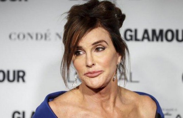 Трансгендерный отчим Кардашьян шокировала пользователей сети красным носом (фото)