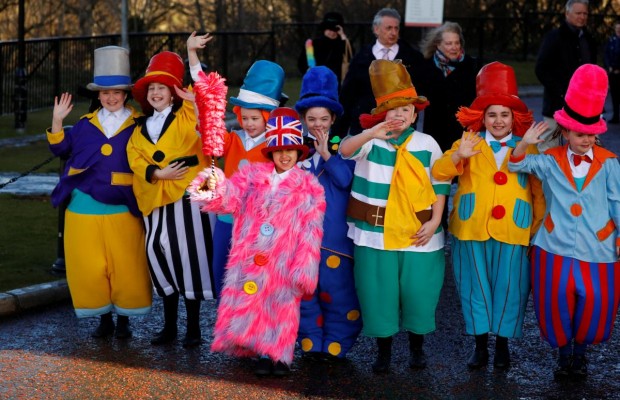 В Британии дети в диковинных шляпах и париках проводили в последний путь легендарного комика (фото)