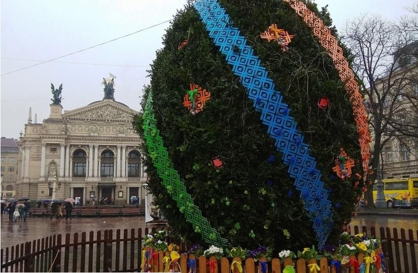 6-метровая писанка уже стала традицией Пасхальной ярмарки / фото Вслух 6-метровая писанка уже стала традицией Пасхальной ярмарки / фото Вслух
