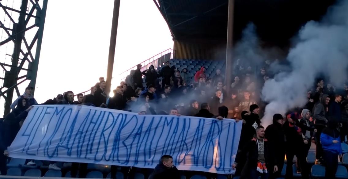 Вболівальники ультрас на матчі "Маріуполь" - "Динамо" з банером на адресу Петра Порошенка / УНІАН Вболівальники ультрас на матчі "Маріуполь" - "Динамо" з банером на адресу Петра Порошенка / УНІАН