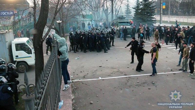 В столкновениях фанатов и правоохранителей во время матча "Мариуполь" - "Динамо" пострадали 9 полицейских / Национальная полиция Украины В столкновениях фанатов и правоохранителей во время матча "Мариуполь" - "Динамо" пострадали 9 полицейских / Национальная полиция Украины