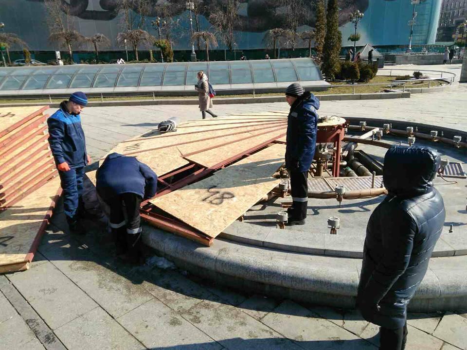 Зараз йде процес розконсервації фонтана "Великий" і шести "Малих" на Майдані Незалежності / фото kyivvodfond.com.ua Зараз йде процес розконсервації фонтана "Великий" і шести "Малих" на Майдані Незалежності / фото kyivvodfond.com.ua