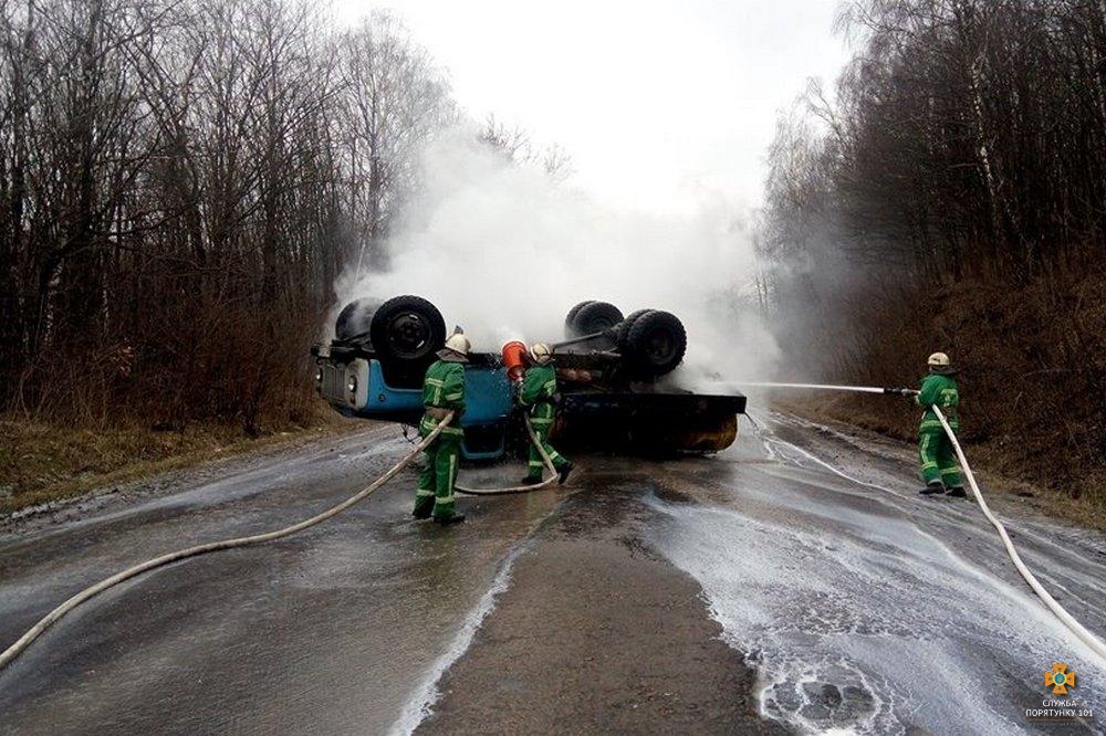 Водій молоковоза, який вчора перекинувся на Тернопільщині, отримав опіки рук та голови (фото) Водій молоковоза, який вчора перекинувся на Тернопільщині, отримав опіки рук та голови (фото)