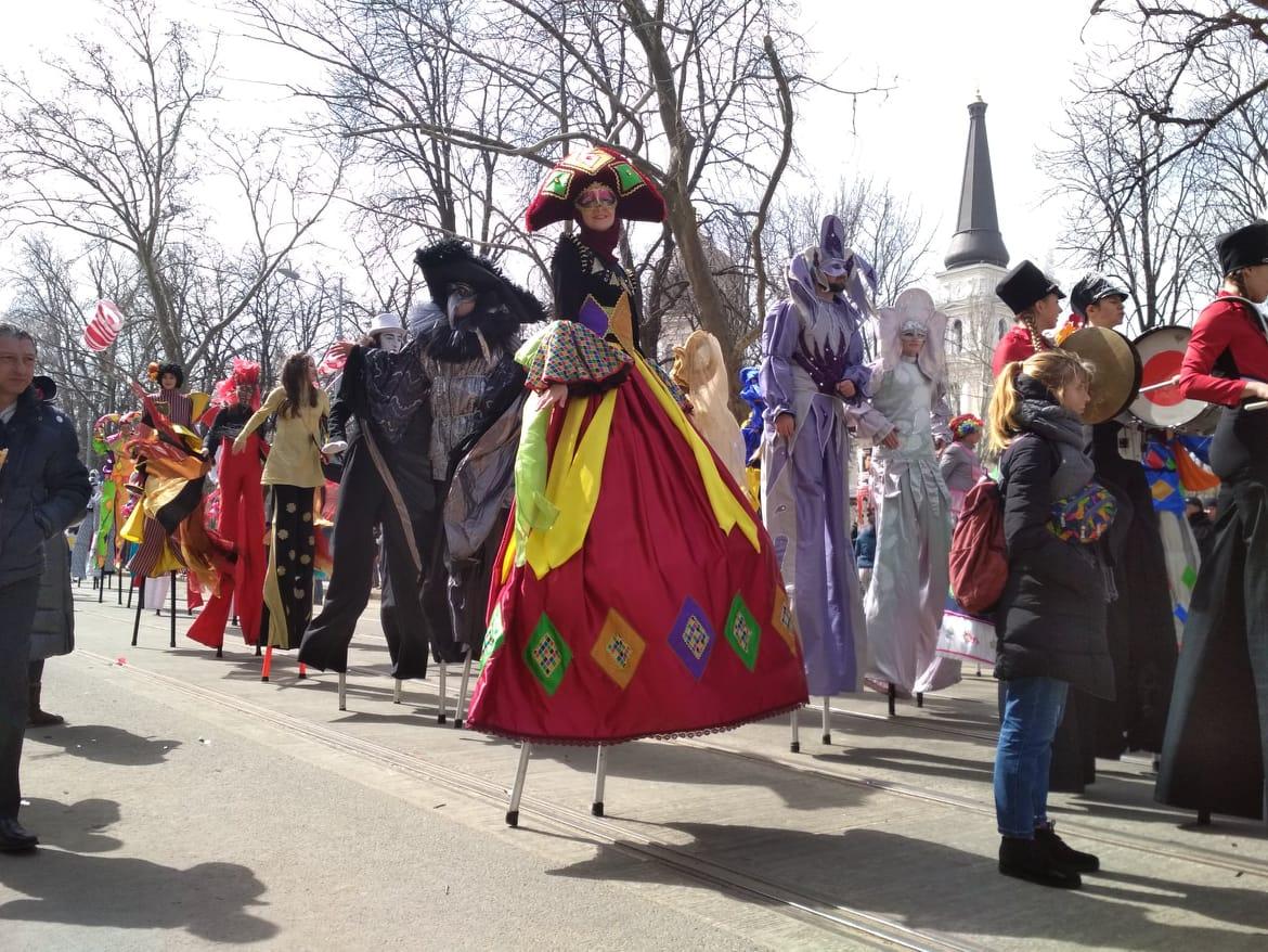 К полудню, началу старта парада-маскарада, Одессу накрыла настоящая весна / фото Ирина Шевченко