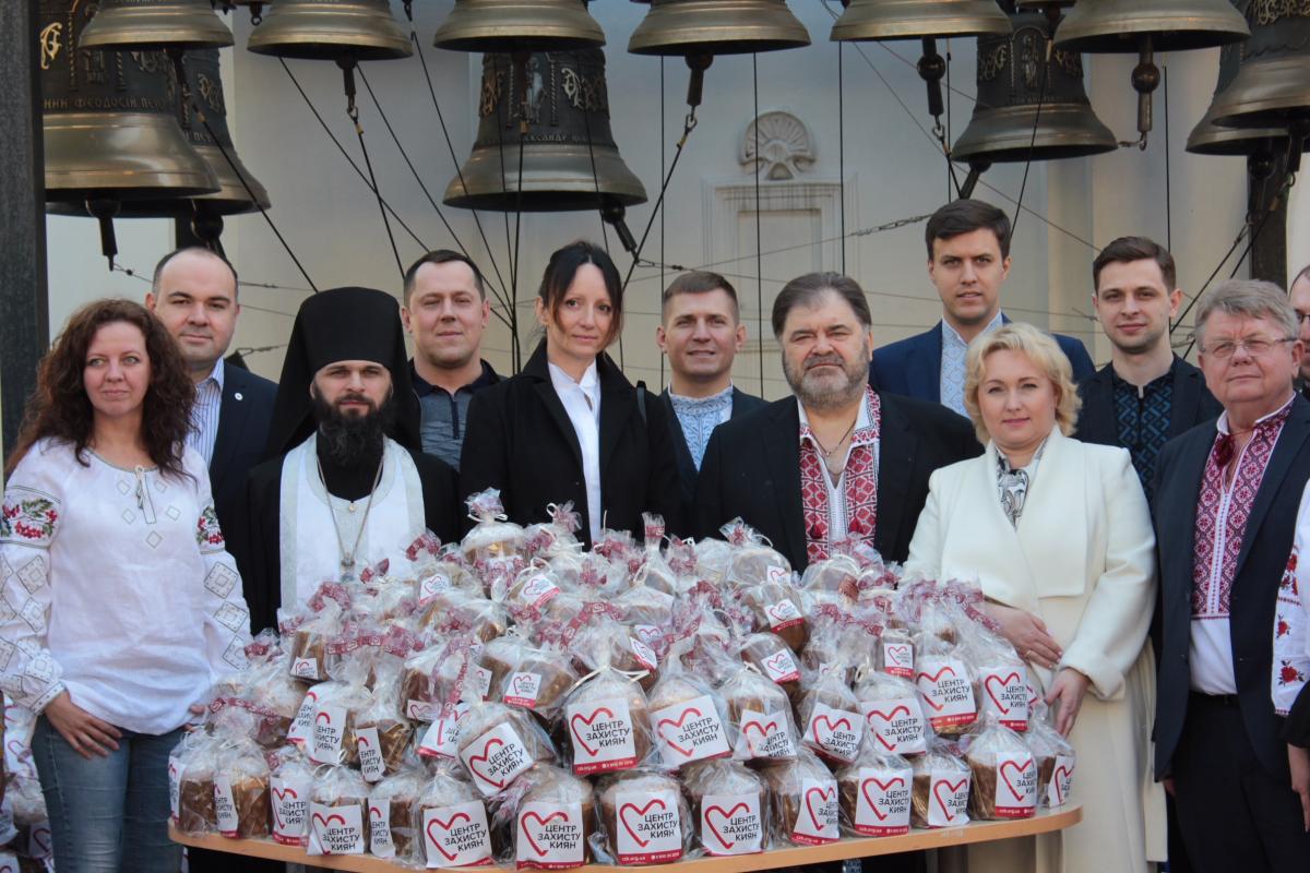 В Киеве верующим УПЦ КП раздали 6 тысяч пасок