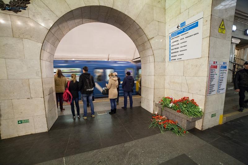  Фото: Вестибюль метро «Технологический институт» на следующий день после трагедии / karpovka.com
