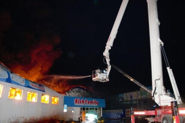В Росії згорів магазин / фото mchs.gov.ru В Росії згорів магазин / фото mchs.gov.ru