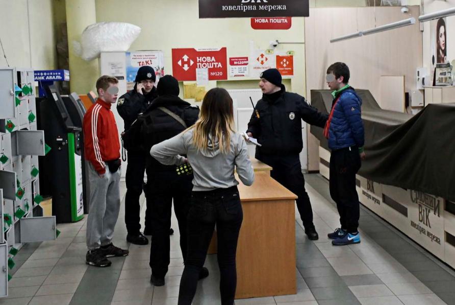 Подростки напали на продюсера украинского канала / фото Информатор Подростки напали на продюсера украинского канала / фото Информатор
