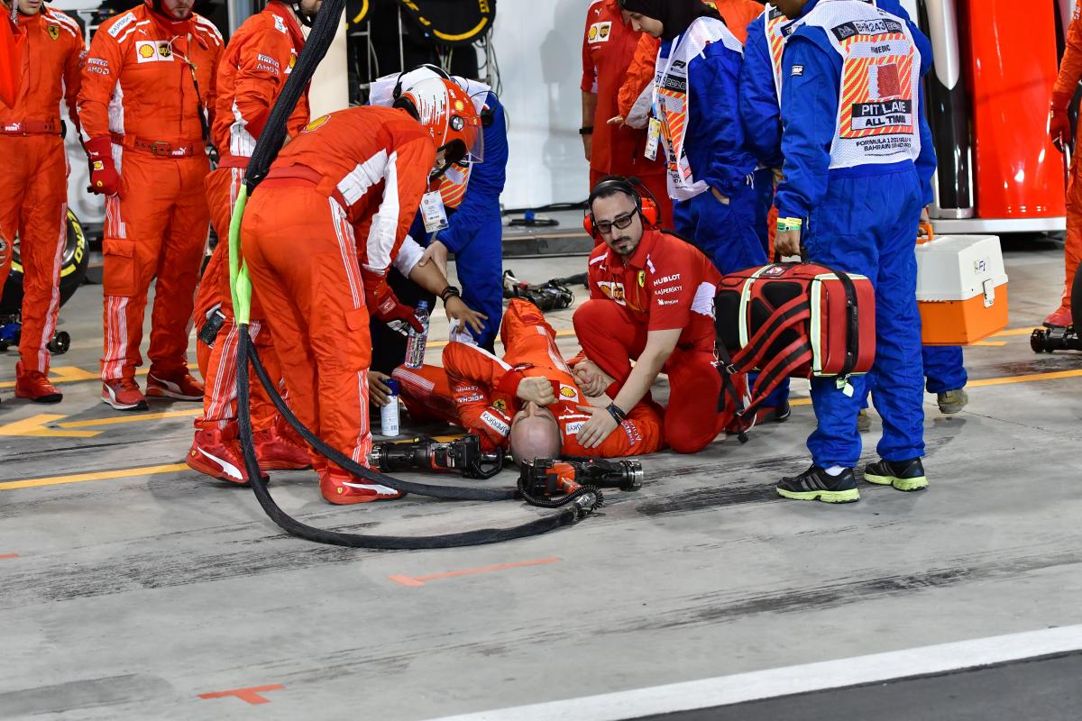 Пилот &quot;Феррари&quot; Кими Райкконен совершил наезд на механика своей команды / REUTERS