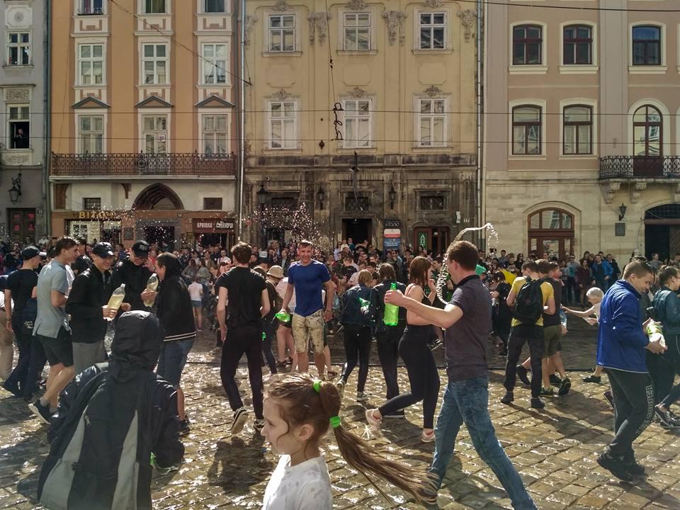 У Львові святкують «Поливаний понеділок» / фото facebook.com/hrystyna.protsak У Львові святкують «Поливаний понеділок» / фото facebook.com/hrystyna.protsak