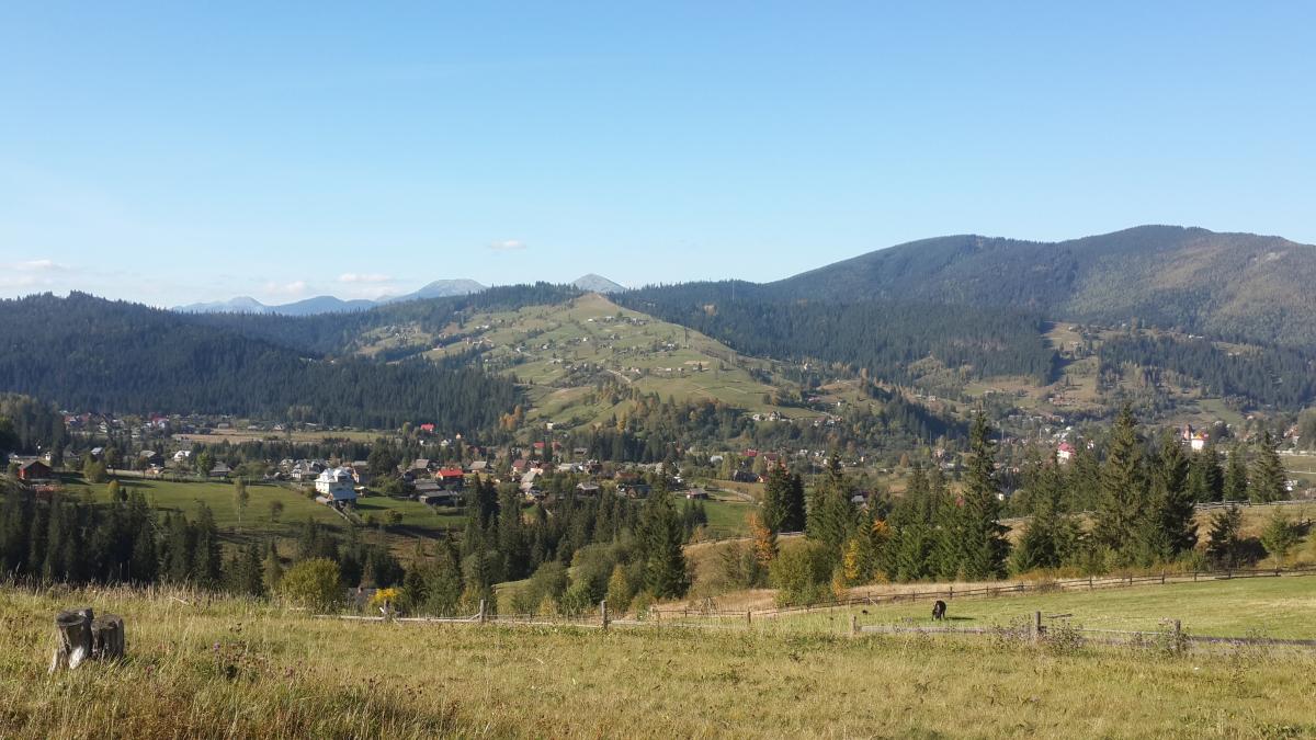 З численних пагорбів навколо Ворохти відкриваються неймовірні види