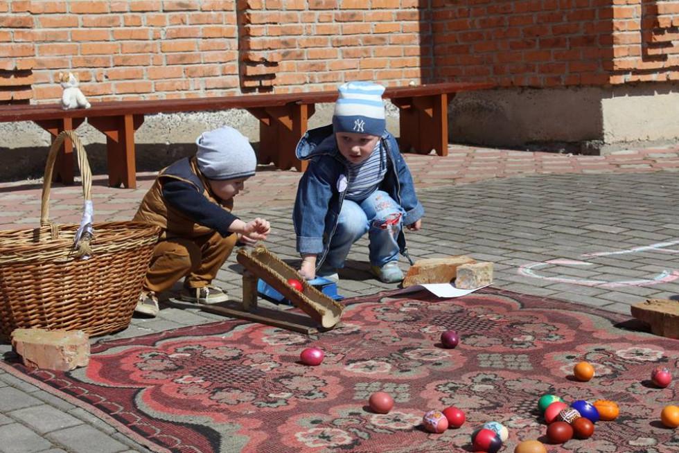 На Волині при храмі УПЦ провели великодні розваги для дітей | УНІАН