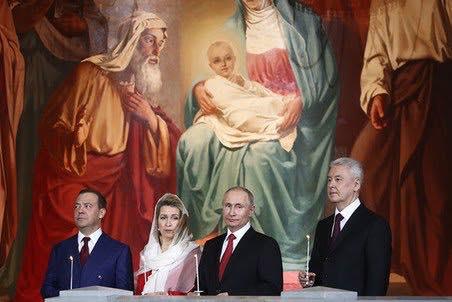 Зростання Путіна нібито 170 см, Собяніна - 177 см / фото facebook.com/aleksej.golobuckij Зростання Путіна нібито 170 см, Собяніна - 177 см / фото facebook.com/aleksej.golobuckij
