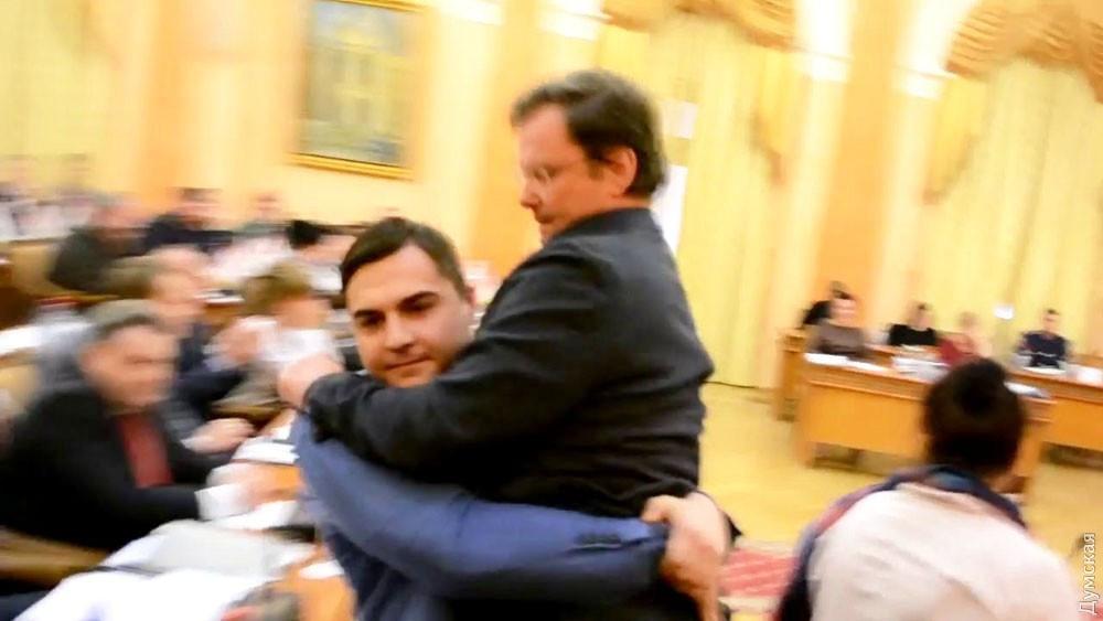 Палпатін виносить Боровика з залу засідань Одеської міськради / фото Думська Палпатін виносить Боровика з залу засідань Одеської міськради / фото Думська