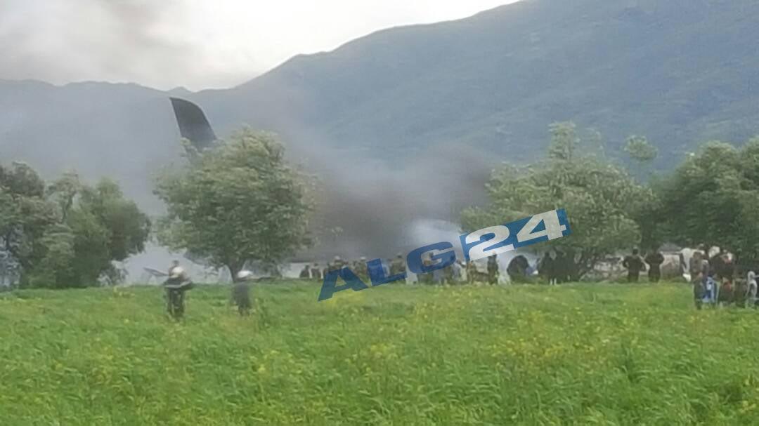 До місця падіння повітряного судна прибули бригади рятувальників та загони служб безпеки / фото twitter.com/Alg24net До місця падіння повітряного судна прибули бригади рятувальників та загони служб безпеки / фото twitter.com/Alg24net