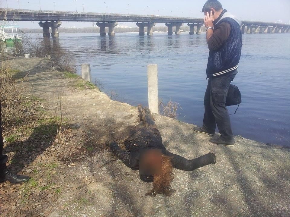 Тело женщины находилось в 4 метрах от берега / фото facebook.com/ochevidets112 Тело женщины находилось в 4 метрах от берега / фото facebook.com/ochevidets112