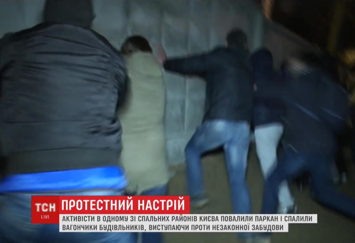 Киевляне продолжают воевать с застройщиком в Святошинском районе / Скриншот, ТСН Киевляне продолжают воевать с застройщиком в Святошинском районе / Скриншот, ТСН