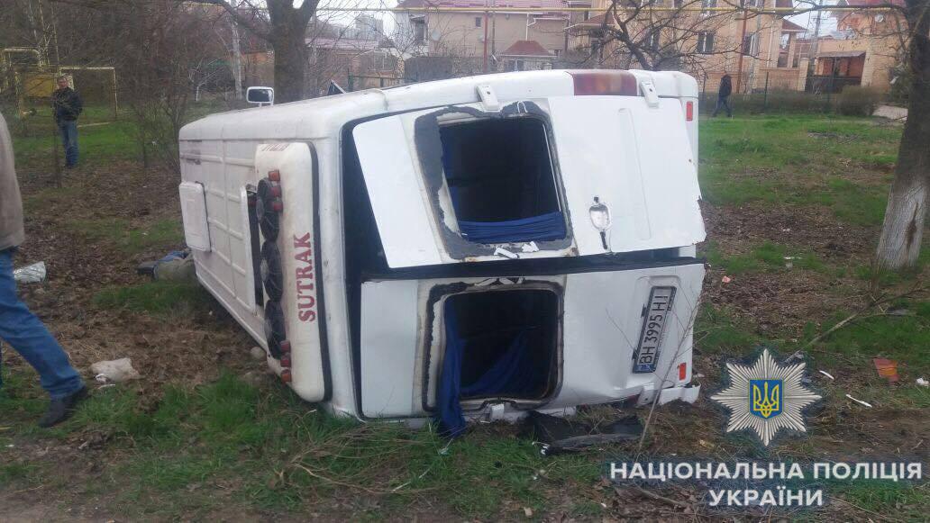Микроавтобус перевернулся / фото od.npu.gov.ua Микроавтобус перевернулся / фото od.npu.gov.ua