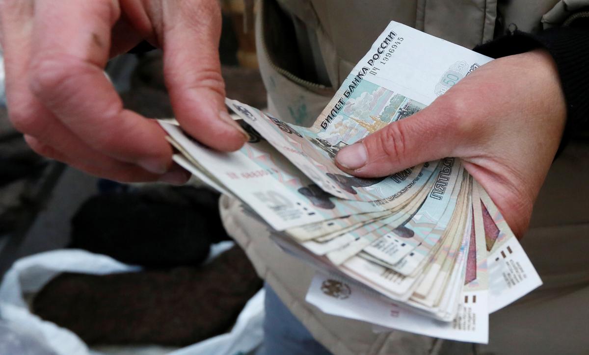По состоянию на 15:42 по Киеву российский рубль стоил $0,013 / Иллюстрация REUTERS