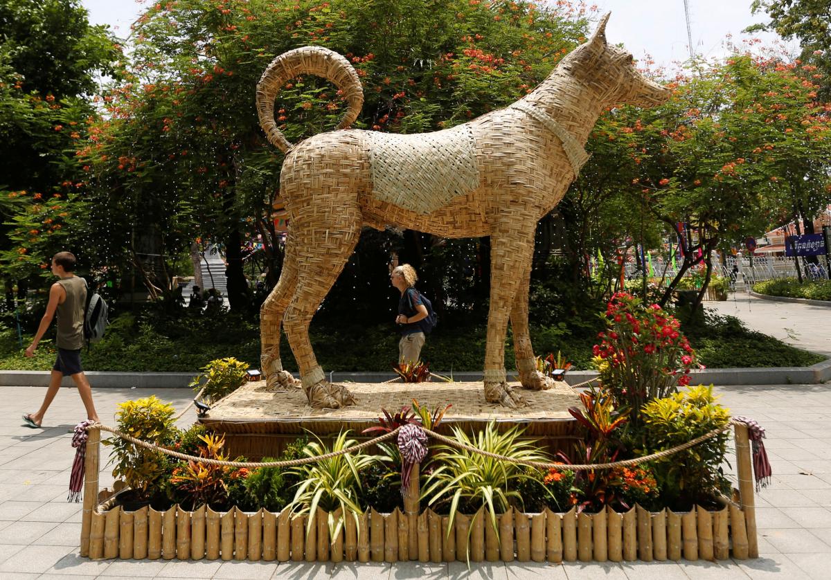 Пес из бамбука в Камбодже / REUTERS