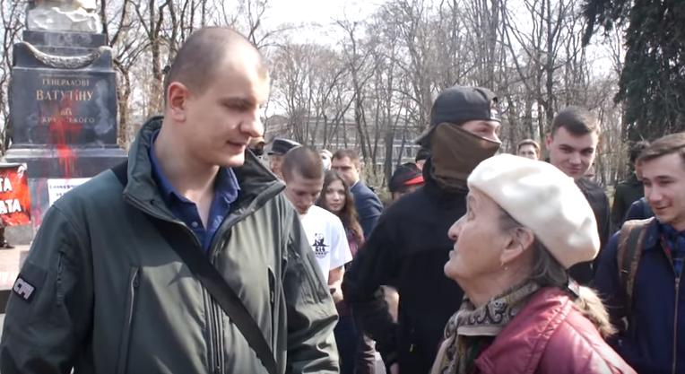 Біля Ради облили червоною фарбою пам'ятник Ватутіну / скріншот