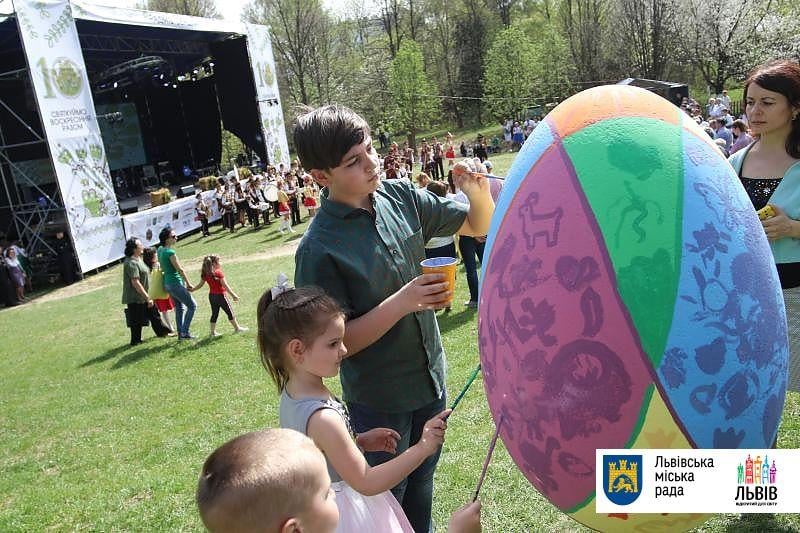 Львівські і тернопільські осередки «Спілки української молоді» навчають всіх охочих писанкарству / фото ЛМР Львівські і тернопільські осередки «Спілки української молоді» навчають всіх охочих писанкарству / фото ЛМР