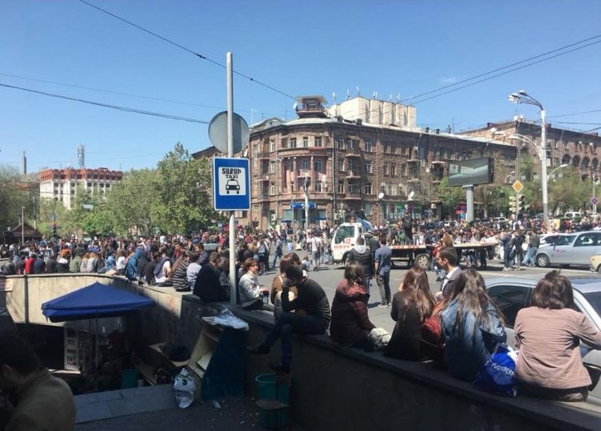 Центр Єревана зайняли прихильники опозиції / Фото twitter.com/CivilNetTV