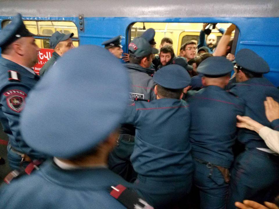 Між поліцейськими і протестувальниками сталася сутичка \ armtimes.com Між поліцейськими і протестувальниками сталася сутичка \ armtimes.com