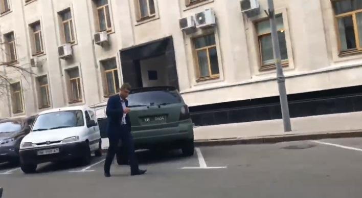 Гаврилюка "застукали" возле волонтерского авто / Скриншот Гаврилюка "застукали" возле волонтерского авто / Скриншот