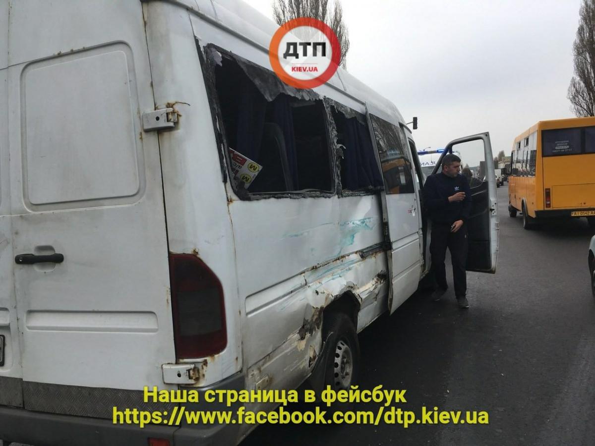 У Києві маршрутка з пасажирами вилетіла на зустрічну смугу і зіткнулася з вантажівкою У Києві маршрутка з пасажирами вилетіла на зустрічну смугу і зіткнулася з вантажівкою