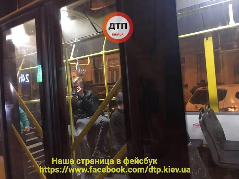 Участников драки заблокировали в троллейбусе / фото facebook.com/dtp.kiev.ua Участников драки заблокировали в троллейбусе / фото facebook.com/dtp.kiev.ua