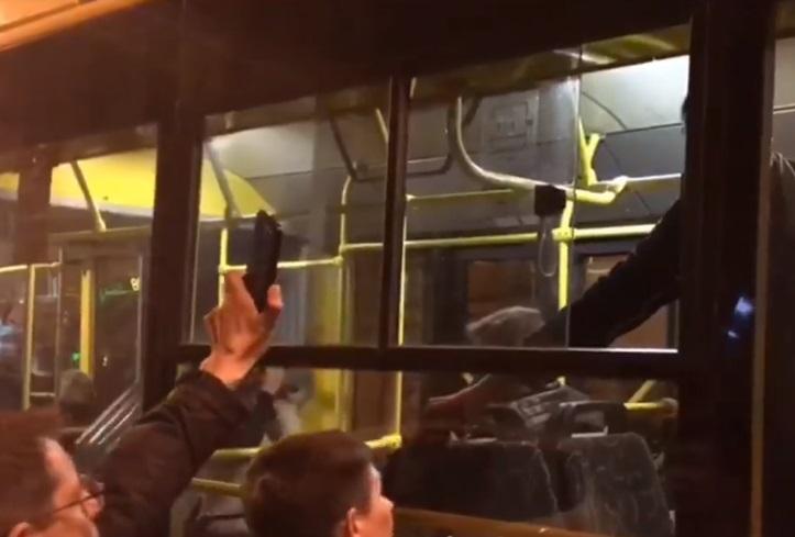 Бійка сталася між двома компаніями / Скріншот Бійка сталася між двома компаніями / Скріншот