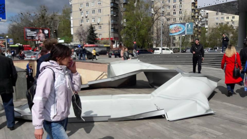 В Киеве из ТРЦ ветром сорвало металлический лист, который травмировал пенсионерку / Facebook, Я люблю тебя Киев В Киеве из ТРЦ ветром сорвало металлический лист, который травмировал пенсионерку / Facebook, Я люблю тебя Киев