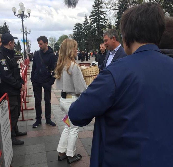 Фреймут вразила дивним вчинком біля Ради - вирішила роздавати кошенят / фото facebook.com/oksana.xena Фреймут вразила дивним вчинком біля Ради - вирішила роздавати кошенят / фото facebook.com/oksana.xena