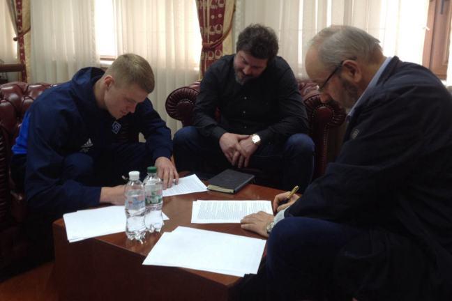 Бурда подписал контракт с "Динамо" на четыре года / fcdynamo.kiev.ua Бурда подписал контракт с "Динамо" на четыре года / fcdynamo.kiev.ua