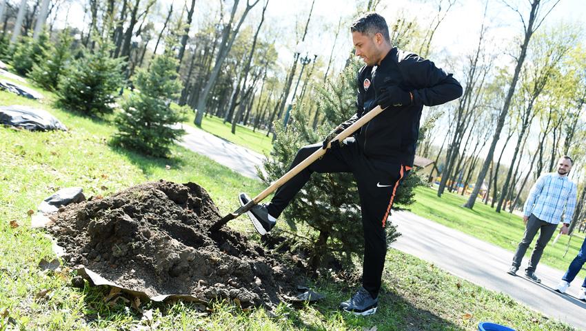 Марлос посадив дерево в парку в Харкові / shakhtar.com Марлос посадив дерево в парку в Харкові / shakhtar.com