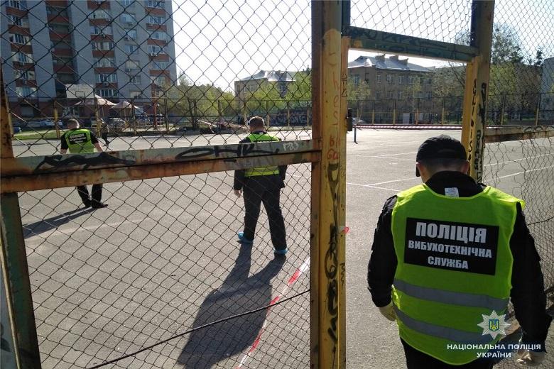 У Дніпровському районі столиці вранці стався вибух на спортивному майданчику / фото kyiv.npu.gov.ua У Дніпровському районі столиці вранці стався вибух на спортивному майданчику / фото kyiv.npu.gov.ua