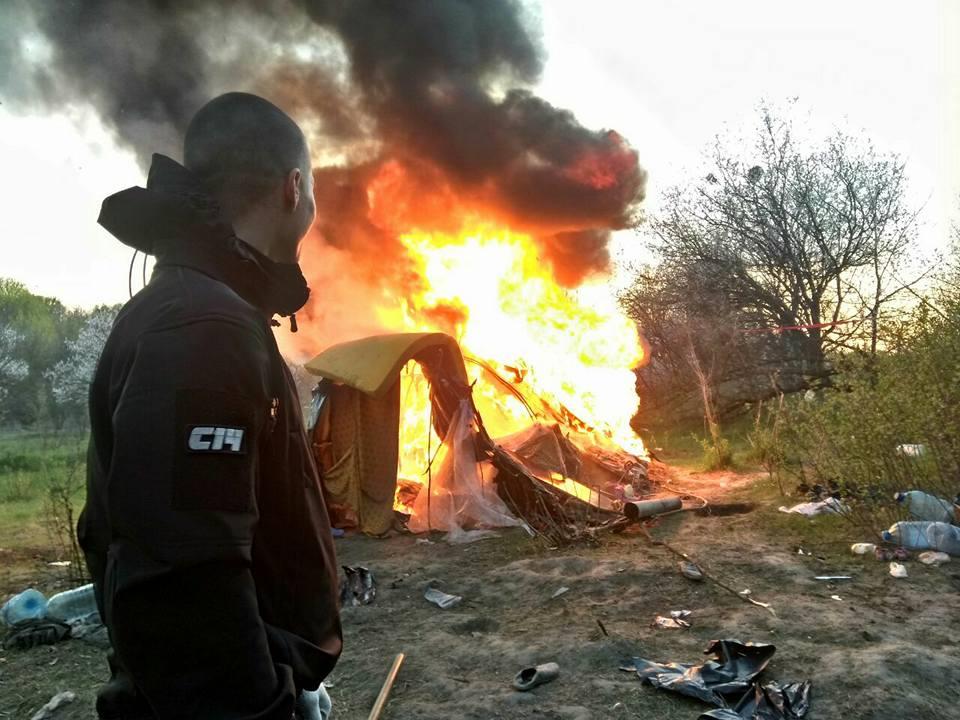 Правые активисты сожгли палатки цыган на Лысой горе / Facebook Сергей Мазур